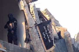 Một phần tử Mặt trận al-Nusra canh gác tại một ngôi nhà đổ nát ở Damascus. Ảnh: AFP 
