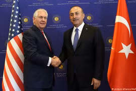 Ngoại trưởng Mỹ, ông Tillerson và ngoại trường Thổ Nhĩ Kỳ, ông Cavusoglu. Ảnh minh họa South Front