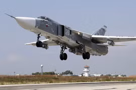 Máy bay chiến đấu Su-24 Nga xuất kích trên sân bay Khmeimim. Ảnh minh họa South Front.