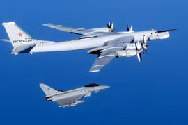 May bay Typhoons của RFA bay ngăn chặn và theo dõi Tu 95 của Nga.