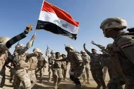 Binh sĩ quân đội Iraq ăn mừng chiến thắng trên đường tiến về Mosul