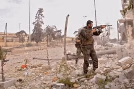 Binh sĩ Syria bắn tung kho đạn và trạm kiểm soát IS
