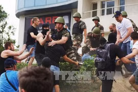 Những người biểu tình quá khích tấn công Tổng lãnh sự quán Nga ở thành phố Odessa ngày 16/6. Ảnh: AFP/ TTXVN