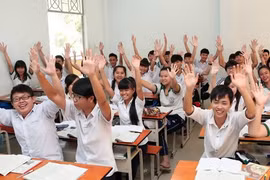 Chiều 23.1, học sinh lớp 12 Trường THPT Trần Đại Nghĩa (Tây Ninh) tỏ ra phấn khởi trước thông tin vẫn giữ thang điểm 10 và được mang Atlat địa lý vào phòng thi - Ảnh: Đào Ngọc Thạch