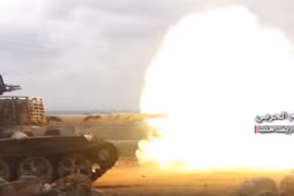 Xe tăng quân đội Syria tấn công trên chiến trường Idlib - ảnh minh họa Masdar News
