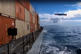 Ảnh video - tên lửa Tomahawk tấn công tàu mục tiêu đang di chuyển - ảnh USNI