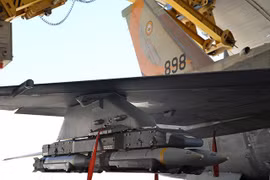 Máy bay F-16Is, mang theo bom nhỏ GBU-39s chuẩn bị xuất kích tấn công Syria. 