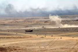 Xe thiết giáp quân đội Syria tiến công trên chiến trường al-Safa. Ảnh minh họa: South Front.