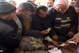 Syria: Hàng chục phiến quân nộp súng đầu thú