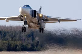 Máy bay ném bom Su-24M2 Nga vẫn xuất kích thông thường ở Syria - ảnh South Front