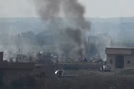 Chiến trường thị trấn Baghouz, Deir Ezzor mịt mù khói lửa. Ảnh minh họa Masdar News