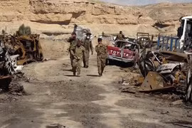 Lực lượng Dân chủ Syria tuần tra trong trại IS ở Baghouz, thuộc địa phận tỉnh Deir Ezzor.