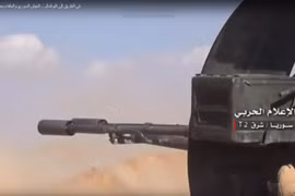 Quân đội Syria đánh trả cuộc tấn công của IS trên chiến trường Mayadeen - ảnh video truyền thông Hezbollah