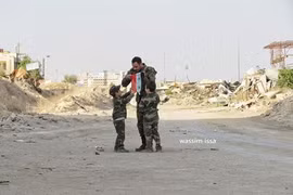 Binh sĩ Syria với các em nhỏ trong khu vực chiến sự ngoại ô Damascus