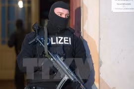 Cảnh sát Đức tham gia chiến dịch truy quét ngày 16/1 tại Berlin. (Nguồn: AFP/TTXVN)