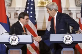 Ngoại trưởng Kerry (bên phải) 