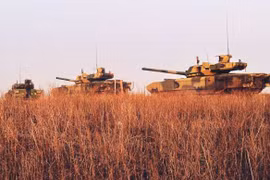 Xe tăng T-14 Armata huấn luyện chiến đấu, được cho là trong vùng chiến sự ở Ukraine. Ảnh RusVesna.