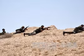 Binh sĩ Syria giao tranh với IS tại khu vực đông bắc thành phố cổ Palmyra. Ảnh: AFP/TTXVN 