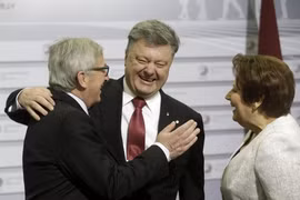 Tổng thống Ukraine Petro Poroshenko (ở giữa) tham dự hội nghị thượng đỉnh với lãnh đạo các nước EU ở Riga 