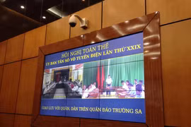 Giao lưu trực tuyến với quân, dân trên hai đảo Trường Sa và đảo Sinh Tồn thuộc quần đảo Trường Sa qua vệ tinh VINASAT-1