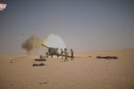 Pháo binh lực lượng Tiger tấn công IS trên sa mạc tỉnh Deir Ezzor - ảnh video