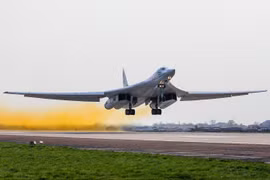 Máy bay ném bom mang tên lửa siêu thanh Tu-160