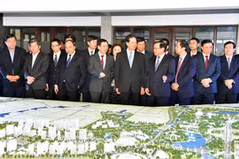 Thủ tướng Chính phủ Nguyễn Tấn Dũng nghe báo cáo về dự án khu đô thị hai bên trục đường Nhật Tân - Nội Bài 