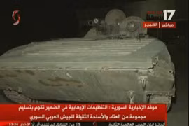 Lực lượng Hồi giáo cực đoan giao nộp vũ khí cho quân đội Syria ở thị trấn Dumayr