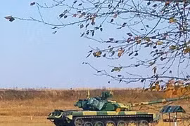 Xe tăng T-90S Việt Nam trên thao trường Nga. Ảnh: Blog Alexey Khlopotov.