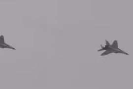 Không quân Syria liên tục không kích IS ngoại vi Damascus