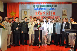 Các cựu chiến binh cùng hát vang những ca khúc cách mạng.