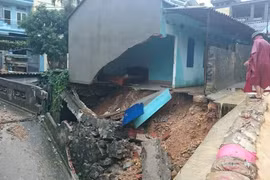  Nhà trọ tại phường Bãi Cháy, TP. Hạ Long bị sập trong đêm. Rất may ko có thiệt hại về người - Ảnh Linh Linh