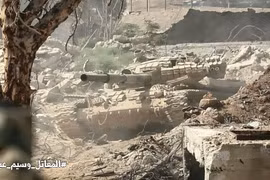 Xe tăng quân đội Syria tiến công trên hướng quận Jobar - AynTarma - ảnh Masdar News