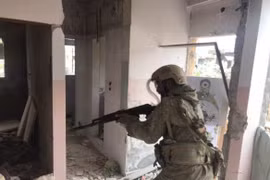 Lính đánh thuê Nga hướng dẫn quân tình nguyện Syria chiến đấu chống khủng bố. Ảnh Rusvesna