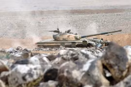 Xe tăng quân đội Syria cơ động trên tuyến biên giới Iraq - Syria.