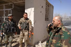 Binh sĩ quân đội Syria phòng ngự trên chiến trường Aleppo.