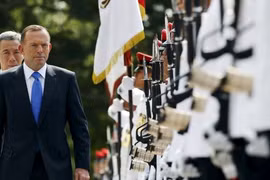 Đến thăm Singapore, Thủ tướng Úc Tonny Abbott lên tiếng cảnh báo Trung Quốc Ảnh: Reuters