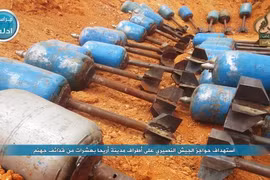 Đạn súng cối tự chế của lực lượng Jabhat Fateh Al-Sham tấn công miền Nam Aleppo