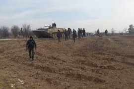 Binh sĩ quân đội Syria tấn công trên vùng sa mạc tỉnh Damascus - ảnh Mardar