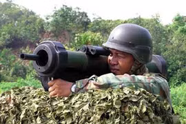 Chiến sĩ hải quân đánh bộ Việt Nam huấn luyện thực hành với súng chống tăng Matador.
