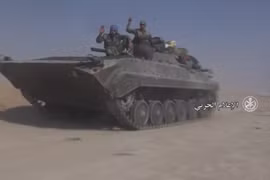 Xe thiết giáp quân đội Syria tiến công trên bờ đông sông Euphrates - ảnh video truyền thông quân đội Syria