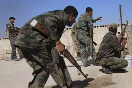 Binh sĩ Syria chiến đấu trên chiến trường Aleppo