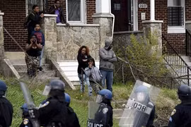 Bạo động tại thành phố Baltimore khiến nhiều cảnh sát bị thương.