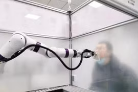 Robot lấy mẫu xét nghiệm Covid-19 ở Trung Quốc. Ảnh Thời báo Hoàn cầu