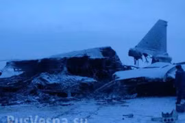 Máy bay ném bom chiến lược Tu-22M3 rơi vỡ nát trên sân bay. Ảnh: Rusvesna.