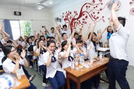 Học sinh lớp 12D1 Trường THPT Gia Định, quận Bình Thạnh, TP.HCM thể hiện quyết tâm trước kỳ thi khi cùng hô vang khẩu hiệu “Gia Định bản lĩnh, tự tin, quyết thắng” trong ngày học cuối cùng - Ảnh: N.H.