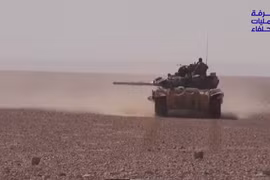 Xe tăng lực lượng Hezbolah tấn công IS trên vùng sa mạc tây nam Deir Ezzor - ảnh video truyền thông Hezbollah