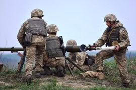 Binh sĩ Ukraina pháo kích vào khu dân cư Zaitsevo. Ảnh minh họa RIAFAN