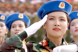 Dân đổ ra đường xem diễu binh hoành tráng mừng Quốc Khánh