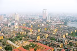 Đề xuất không hạn chế chiều cao khi cải tạo chung cư cũ nếu quy hoạch cho phép đang gây nhiều lo ngại về áp lực dân số. (Ảnh: Internet)